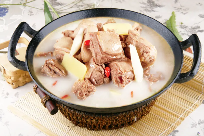 Thịt kho nước cốt dừa giúp món ăn mềm vị hơn